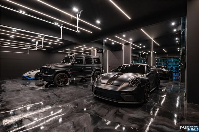 8 Flintlock Court, Totowa, NJ 07512