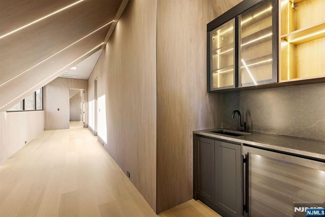 8 Flintlock Court, Totowa, NJ 07512