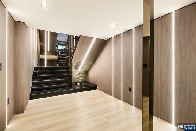 8 Flintlock Court, Totowa, NJ 07512