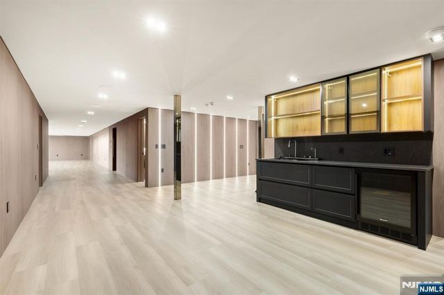 8 Flintlock Court, Totowa, NJ 07512