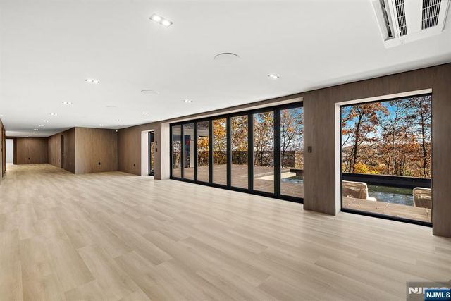 8 Flintlock Court, Totowa, NJ 07512