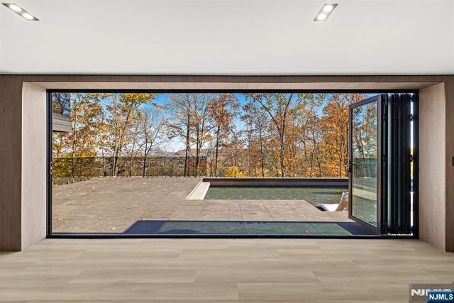 8 Flintlock Court, Totowa, NJ 07512