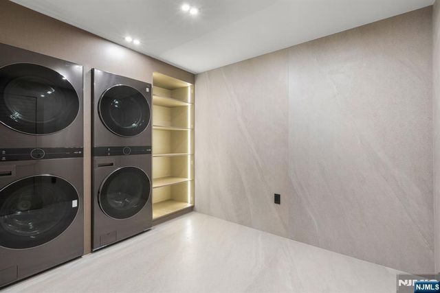 8 Flintlock Court, Totowa, NJ 07512