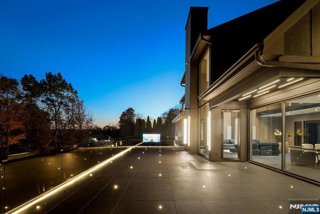 8 Flintlock Court, Totowa, NJ 07512