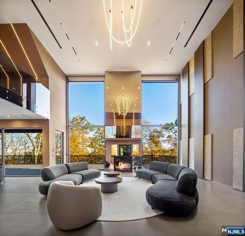 8 Flintlock Court, Totowa, NJ 07512