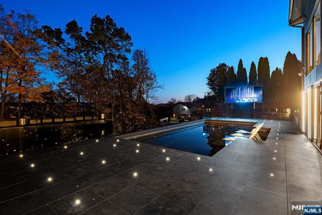 8 Flintlock Court, Totowa, NJ 07512