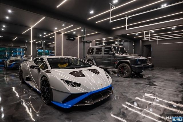 8 Flintlock Court, Totowa, NJ 07512