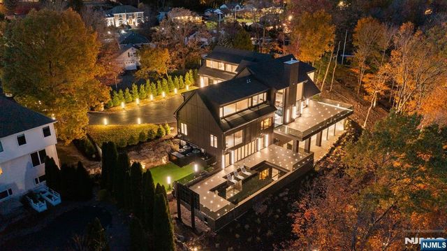 8 Flintlock Court, Totowa, NJ 07512