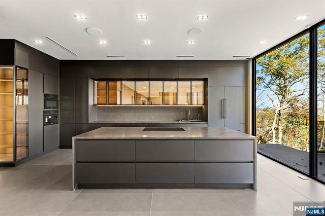 8 Flintlock Court, Totowa, NJ 07512