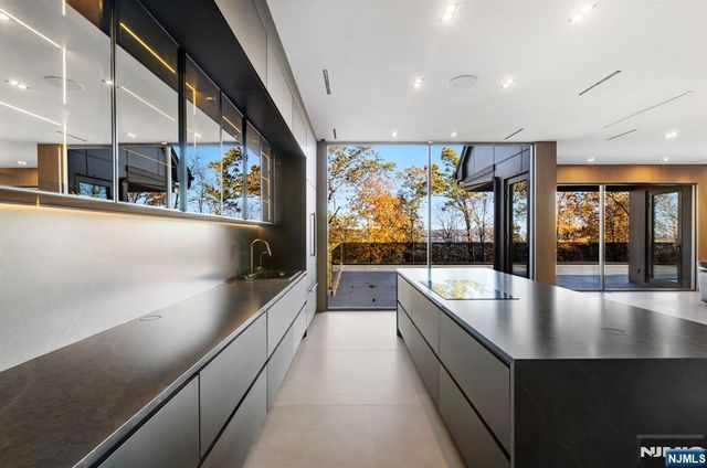 8 Flintlock Court, Totowa, NJ 07512