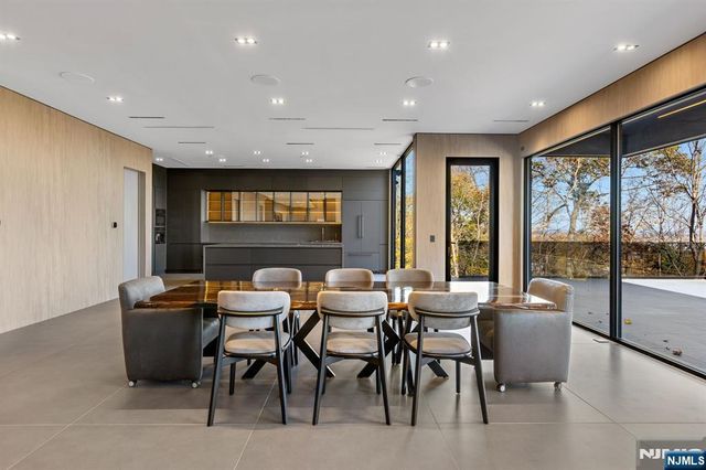 8 Flintlock Court, Totowa, NJ 07512