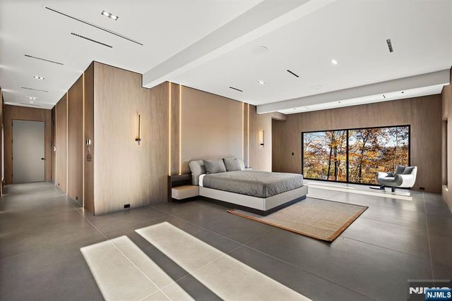 8 Flintlock Court, Totowa, NJ 07512