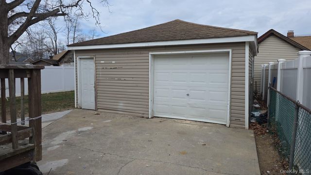 101 Harris Avenue, Freeport, NY 11520