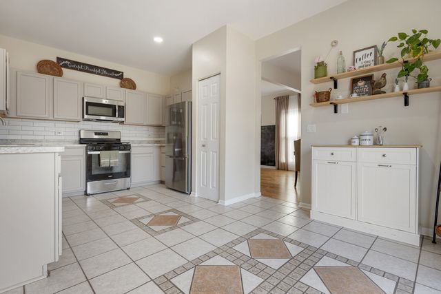 7 Elizabeth Court, Lake In The Hills, IL 60156