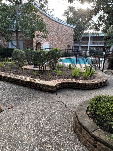 2121 Fountain View Drive 39, Houston, TX 77057