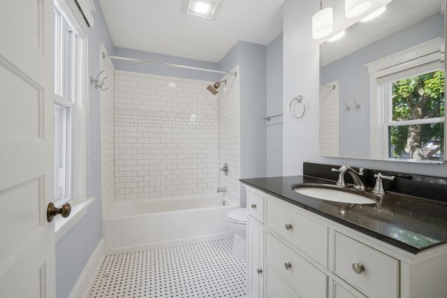 840 S Humphrey Avenue, Oak Park, IL 60304
