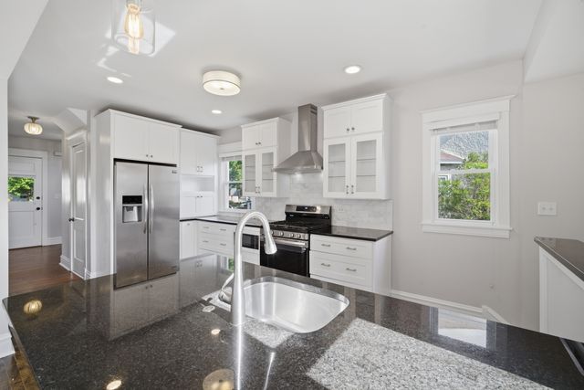 840 S Humphrey Avenue, Oak Park, IL 60304