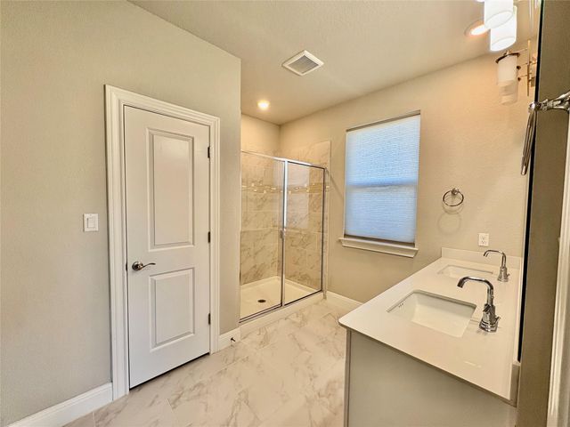196 Mount Locke RD, Dripping Springs, TX 78620