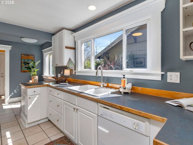 6104 N KERBY Ave, Portland, OR 97217