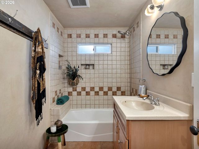 6104 N KERBY Ave, Portland, OR 97217