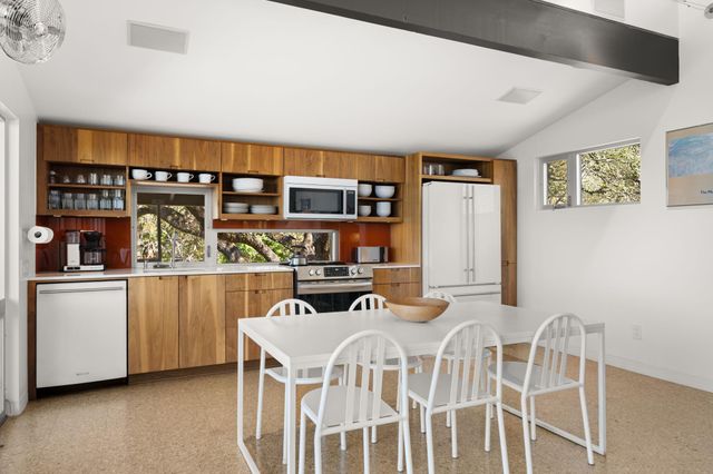 6404 Lakeshore DR, Lago Vista, TX 78645