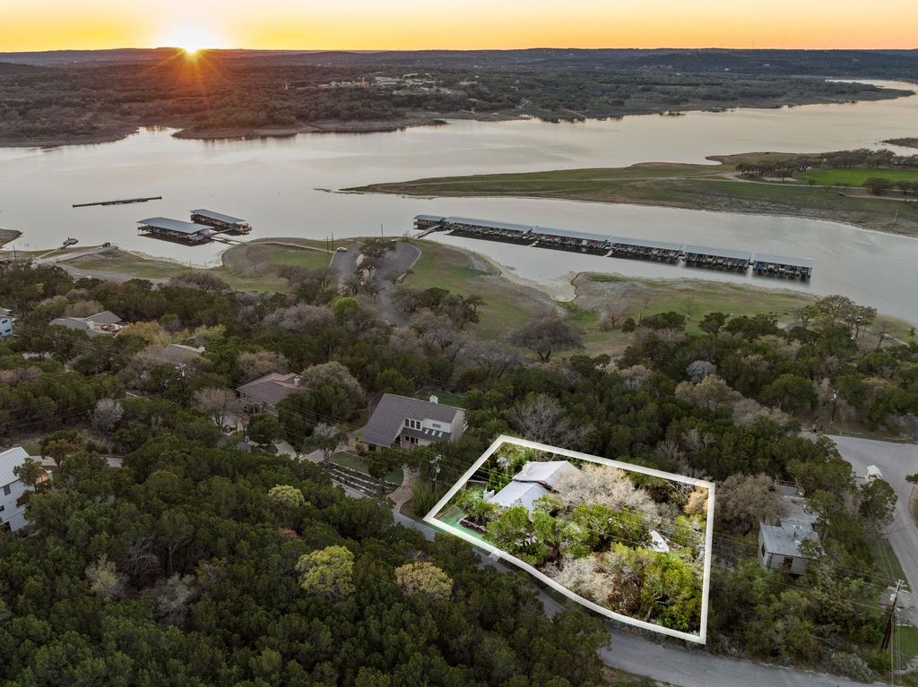 6404 Lakeshore DR, Lago Vista, TX 78645