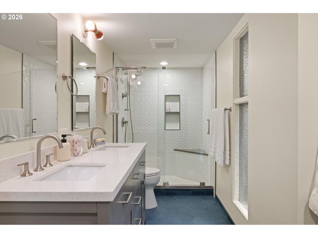 560 MILBURN Ct, Lake Oswego, OR 97034