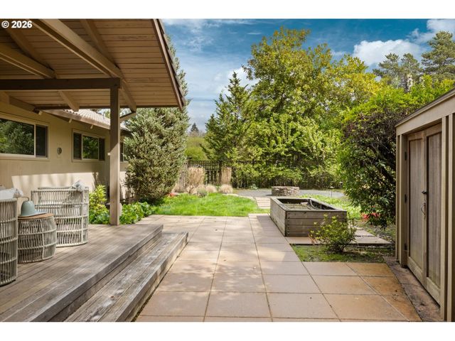 560 MILBURN Ct, Lake Oswego, OR 97034