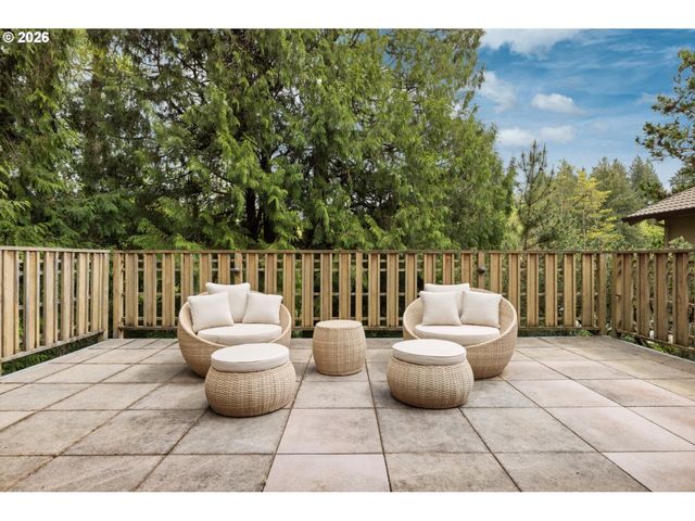 560 MILBURN Ct, Lake Oswego, OR 97034