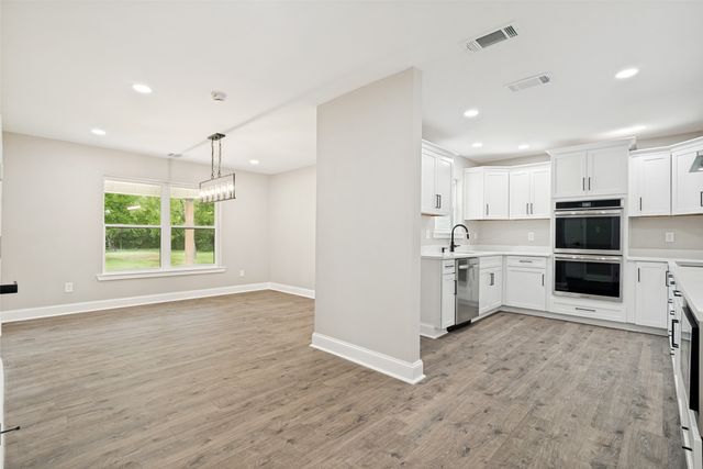 512 Grandview Drive, Granbury, TX 76049
