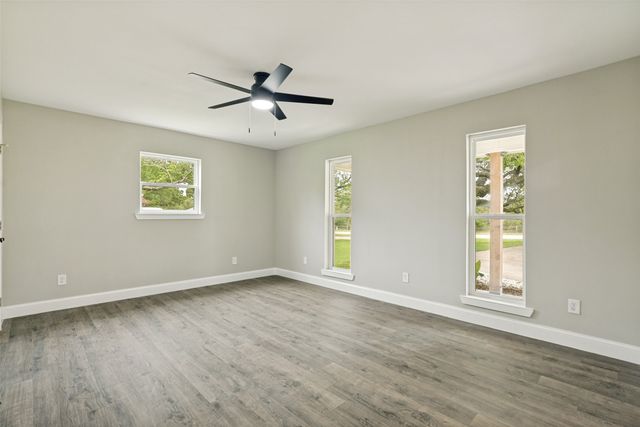 512 Grandview Drive, Granbury, TX 76049