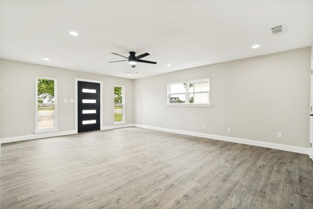 512 Grandview Drive, Granbury, TX 76049