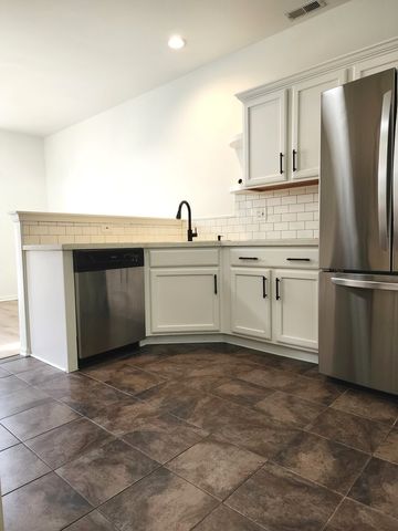 2884 Falling Waters Lane, Lindenhurst, IL 60046