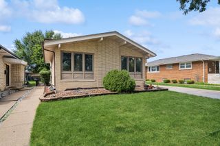 8918 S Francisco Avenue, Evergreen Park, IL 60805