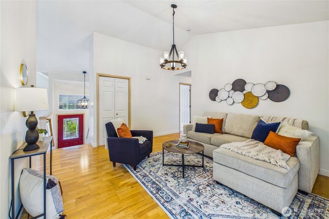 1995 Miss Ellis Loop NE, Poulsbo, WA 98370