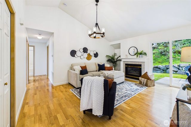 1995 Miss Ellis Loop NE, Poulsbo, WA 98370