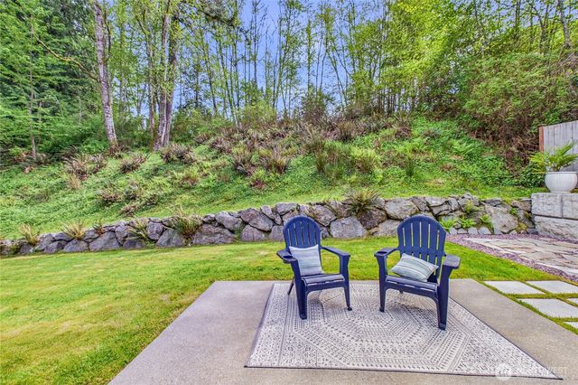 1995 Miss Ellis Loop NE, Poulsbo, WA 98370