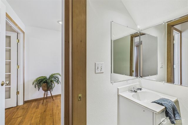 1995 Miss Ellis Loop NE, Poulsbo, WA 98370