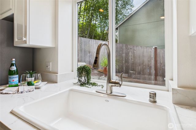 1995 Miss Ellis Loop NE, Poulsbo, WA 98370