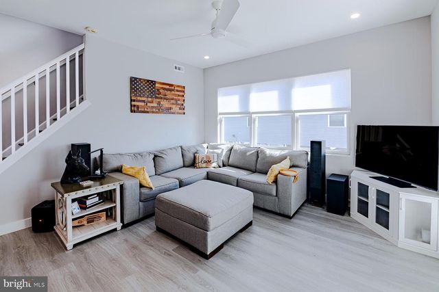 327 OAKLAND AVE, Pleasantville, NJ 08232