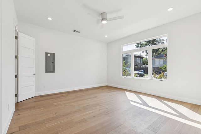900 Haines Avenue, Dallas, TX 75208