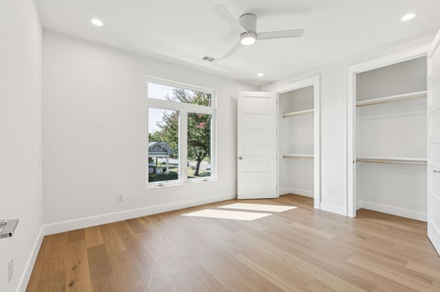 900 Haines Avenue, Dallas, TX 75208
