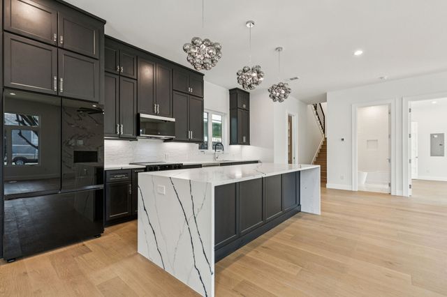 900 Haines Avenue, Dallas, TX 75208