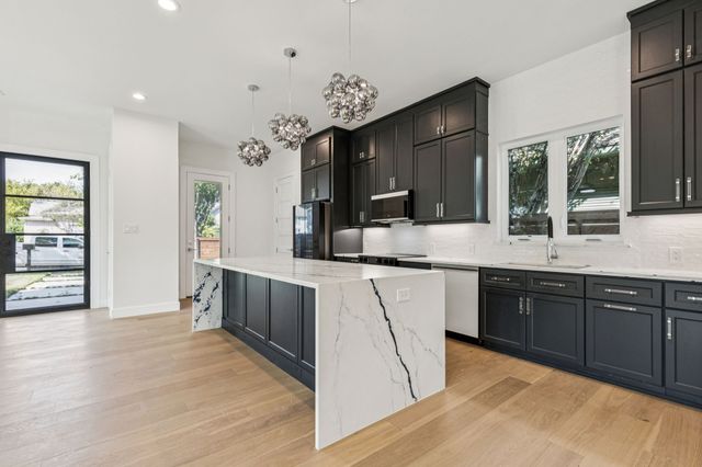 900 Haines Avenue, Dallas, TX 75208