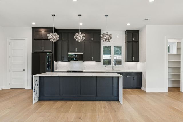 900 Haines Avenue, Dallas, TX 75208