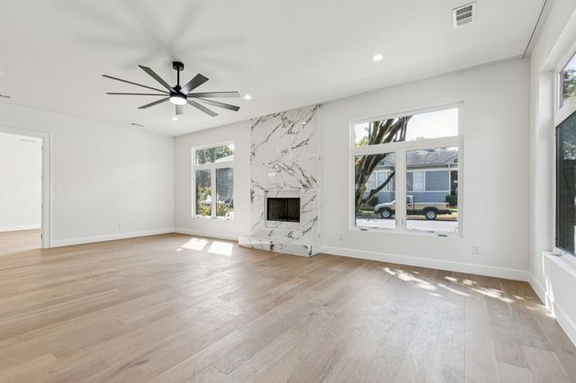 900 Haines Avenue, Dallas, TX 75208