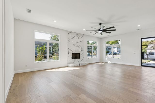 900 Haines Avenue, Dallas, TX 75208