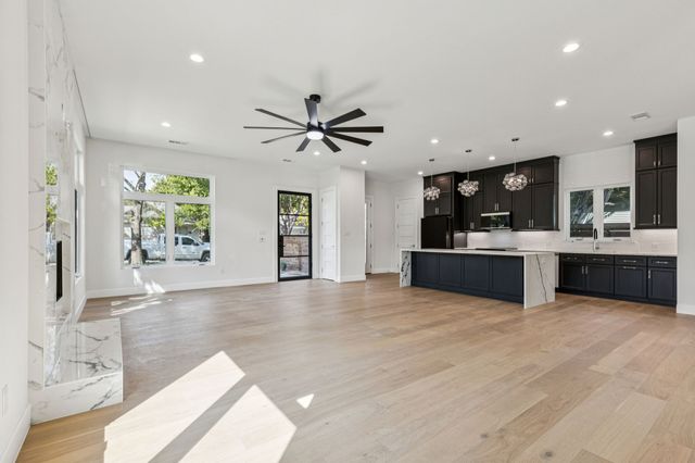 900 Haines Avenue, Dallas, TX 75208