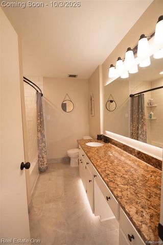 915 Ironstone Drive, Rochester Hills, MI 48309