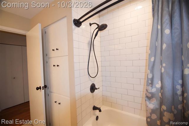 915 Ironstone Drive, Rochester Hills, MI 48309
